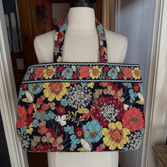 Vera Bradley East West Tote Happy Snails large Size 17 X 11 Great every Day Tote - Picture 6 of 9